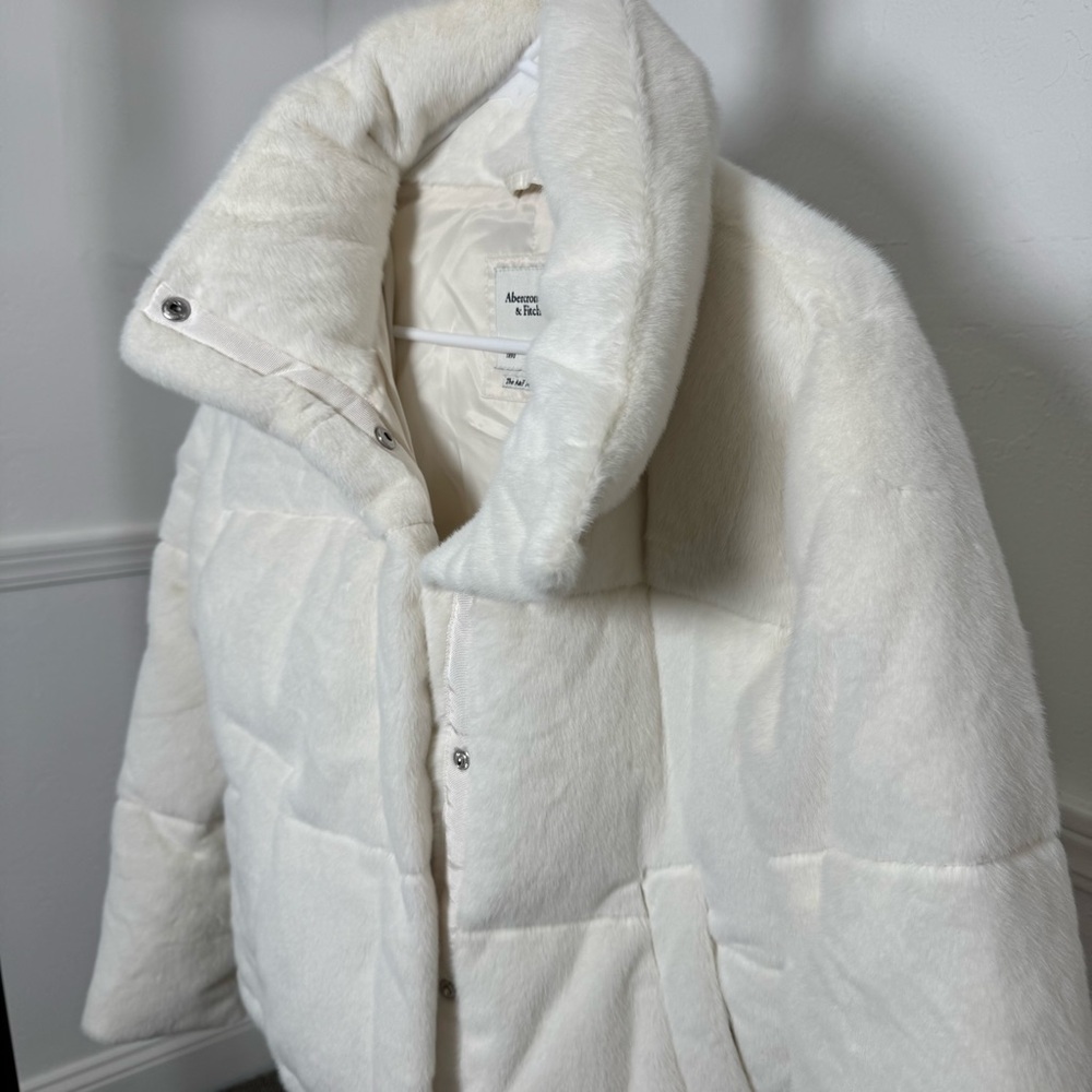 Abercrombie Women's White Faux Fur puffer coat jacket small. Only worn once. - Picture 5 of 6